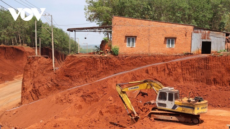 Do nhà dân cao hơn mặt đường nên người dân đào đường lên và dùng lưới B40 để tạo độ nhám dễ di chuyển