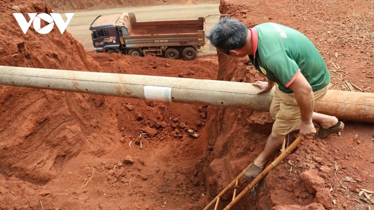 Nhiều hộ dân bắc thang leo lên nhà.