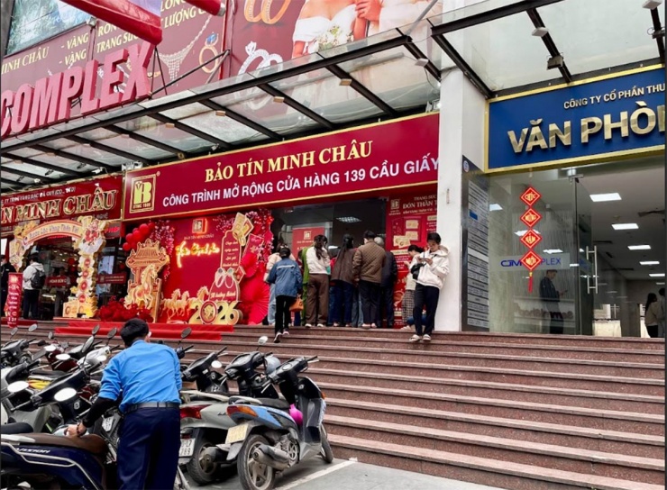 Xếp hàng nhiều giờ mua vàng vì tin 'đông là giá còn tăng' - 1