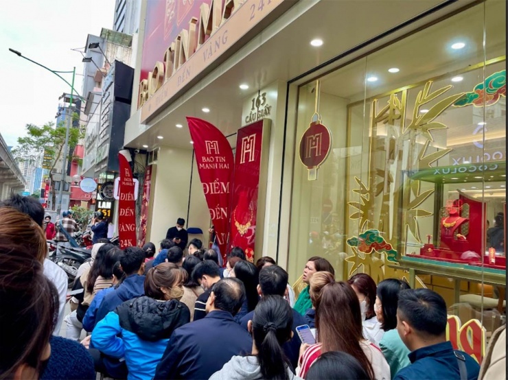 Giá vàng duy trì ở mức cao, nhiều người dân vẫn tìm đến các cửa hàng để mua vào.