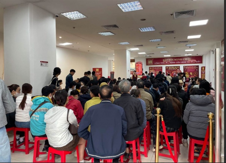 Dù thừa nhận cảnh xếp hàng khá mệt mỏi, nhiều người cho rằng “đông thì càng có cảm giác giá còn tăng”.&nbsp;