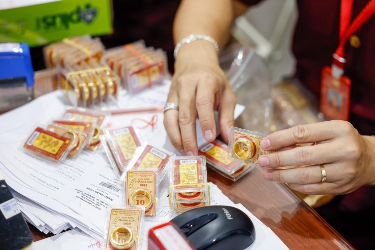 Nhiều nhà đầu tư chốt lời vàng sớm nên giá trong nước giảm mạnh hơn thế giới (ảnh: Như Ý).