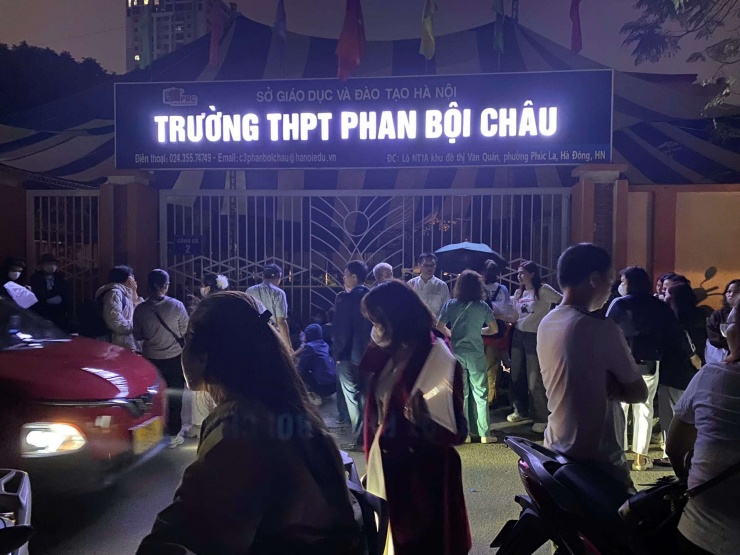 Phụ huynh xếp hàng nộp hồ sơ cho con vào lớp 10. Ảnh: NVCC