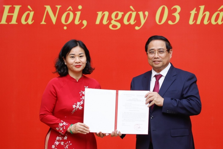 Thủ tướng trao Quyết định điều động, phân công của Bộ Chính trị cho bà Nguyễn Thị Tuyến. Ảnh: Nhật Minh