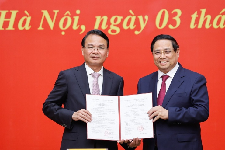 Thủ tướng trao quyết định điều động, bổ nhiệm cho ông Đặng Xuân Phong. Ảnh: Nhật Minh