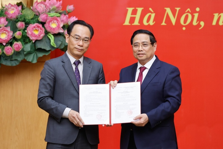 Thủ tướng trao quyết định điều động, bổ nhiệm cho ông Hoàng Minh Sơn. Ảnh: Nhật Minh