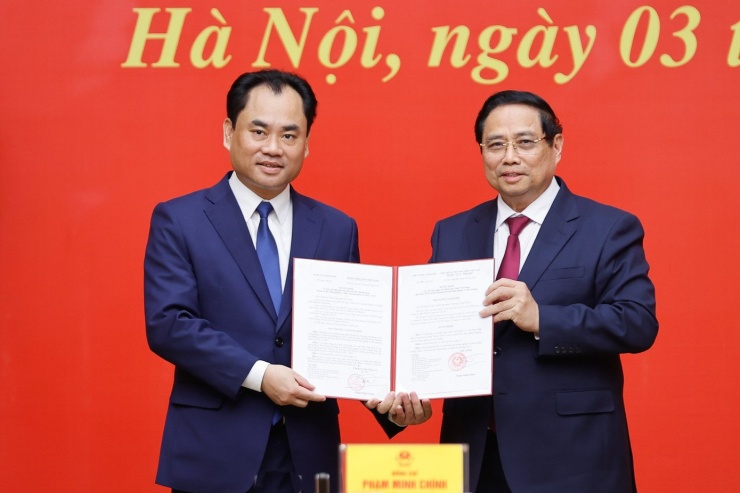 Thủ tướng trao quyết định điều động, bổ nhiệm ông Trịnh Việt Hùng. Ảnh: Nhật Minh