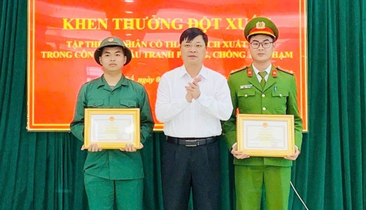 Lãnh đạo xã Yên Thế khen thưởng tân binh Vũ Tuấn Quyết (bên trái) và công an xã.