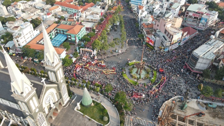 Dòng người gần 3 km hứng lộc Bà ở TP HCM - 1