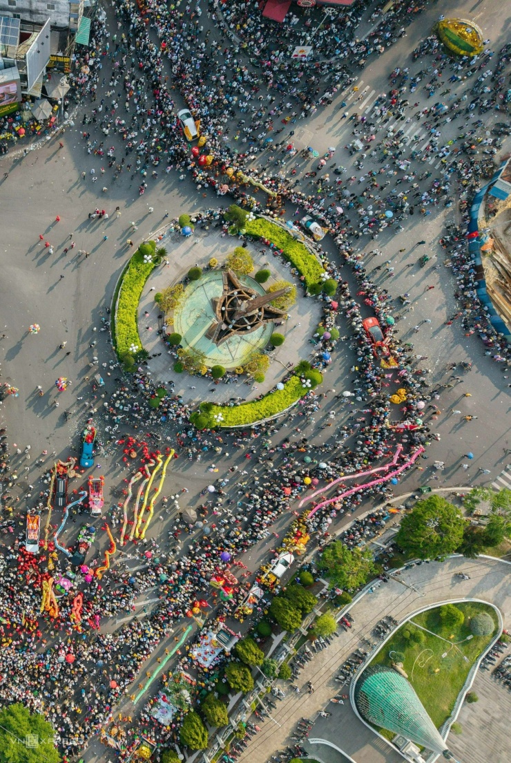 Dòng người gần 3 km hứng lộc Bà ở TP HCM - 2