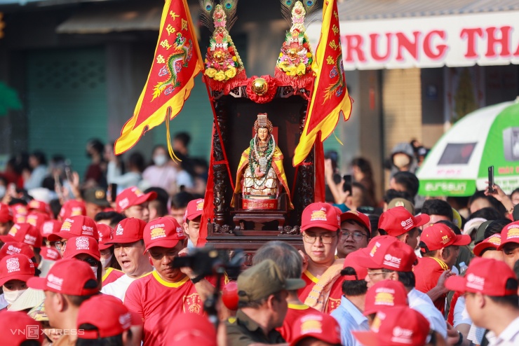 Dòng người gần 3 km hứng lộc Bà ở TP HCM - 3