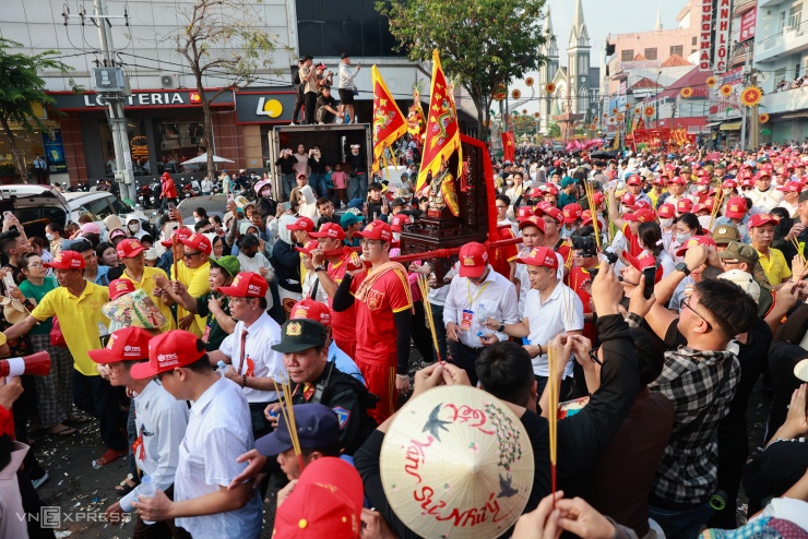 Dòng người gần 3 km hứng lộc Bà ở TP HCM - 4