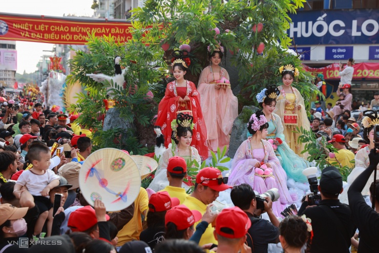 Dòng người gần 3 km hứng lộc Bà ở TP HCM - 5