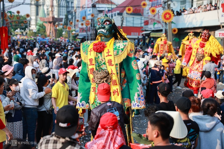 Dòng người gần 3 km hứng lộc Bà ở TP HCM - 6