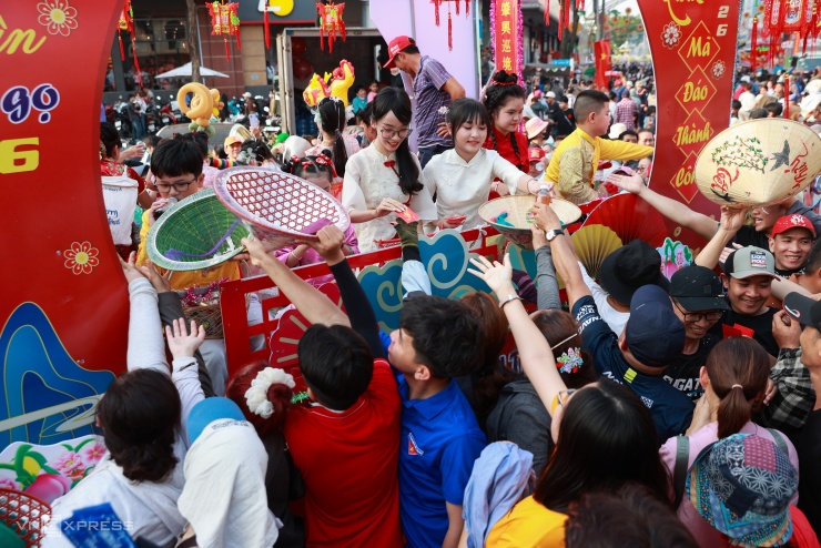 Dòng người gần 3 km hứng lộc Bà ở TP HCM - 7