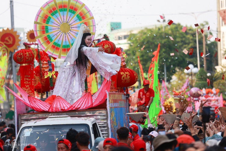 Dòng người gần 3 km hứng lộc Bà ở TP HCM - 8