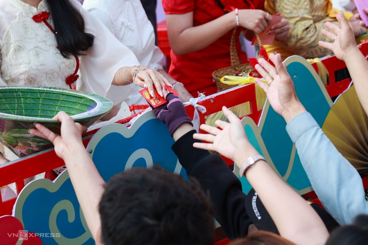 Dòng người gần 3 km hứng lộc Bà ở TP HCM - 9