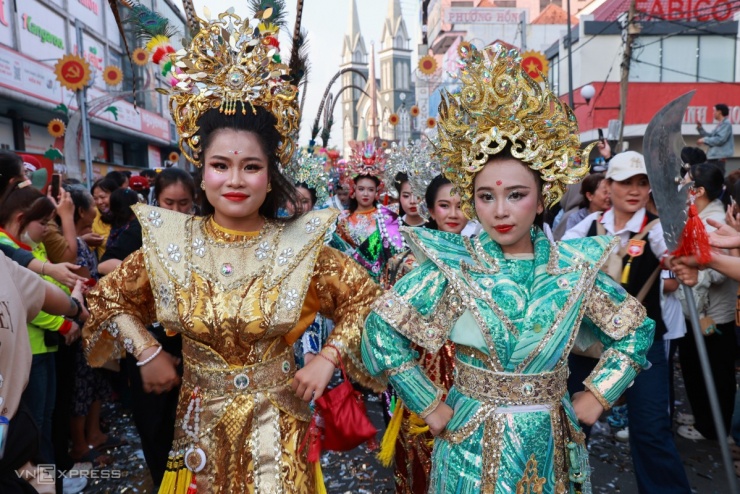 Dòng người gần 3 km hứng lộc Bà ở TP HCM - 10