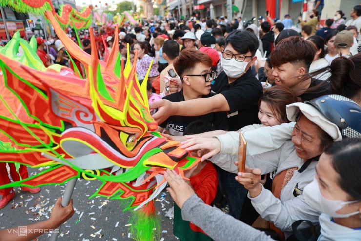 Dòng người gần 3 km hứng lộc Bà ở TP HCM - 11