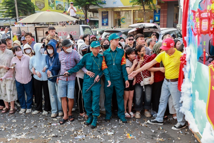 Dòng người gần 3 km hứng lộc Bà ở TP HCM - 12