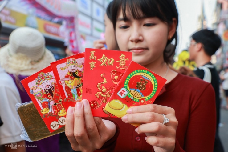 Dòng người gần 3 km hứng lộc Bà ở TP HCM - 13