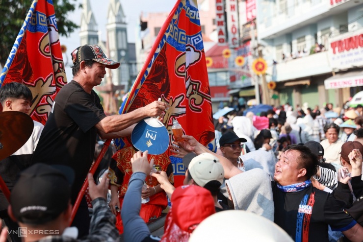 Dòng người gần 3 km hứng lộc Bà ở TP HCM - 14