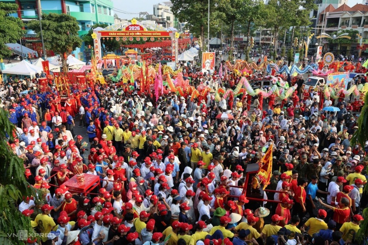 Dòng người gần 3 km hứng lộc Bà ở TP HCM - 17