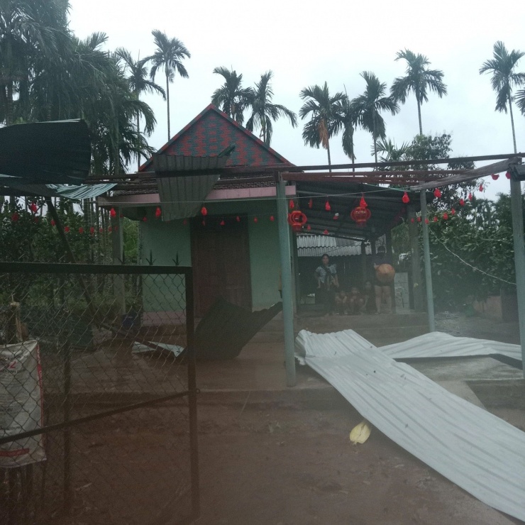 Trận lốc xoáy làm 116 ngôi nhà của người dân ở xã Ba Vì bị tốc mái.