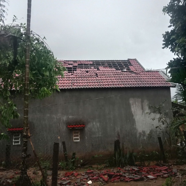 Có 3 ngôi nhà bị tốc mái hoàn toàn.