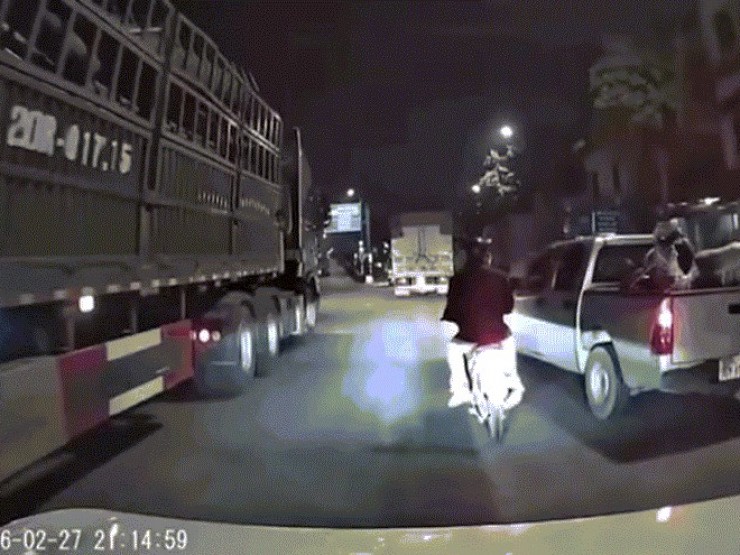 Tài xế xe bán tải "tạt đầu" chèn ngã người đi xe máy chở trẻ em bị điều tra tội gì?