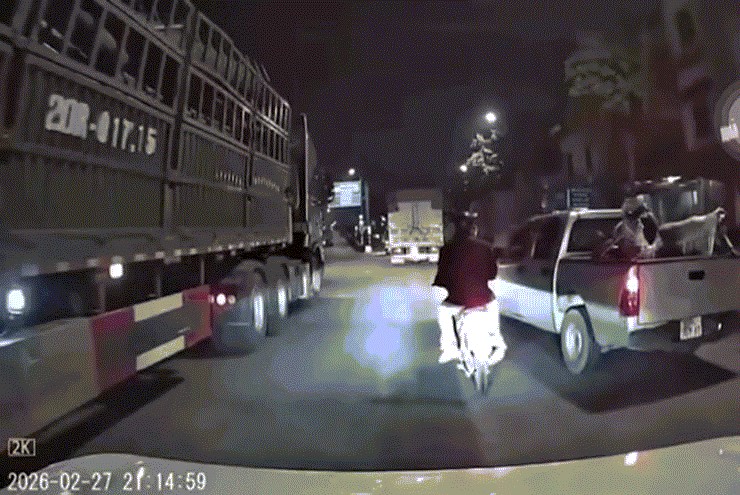 Tạm giữ tài xế xe bán tải "tạt đầu" chèn ngã người đi xe máy chở trẻ em