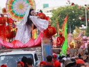 Dòng người gần 3 km hứng lộc Bà ở TP HCM