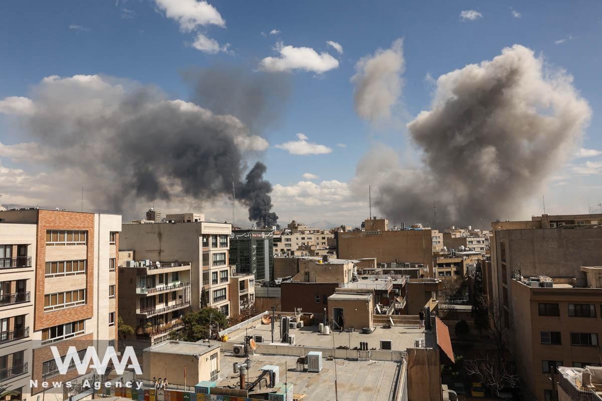 Nổ lớn và khói bốc lên ở thủ đô Tehran của Iran sau các cuộc tấn công của Mỹ và Israel. Ảnh: WANA