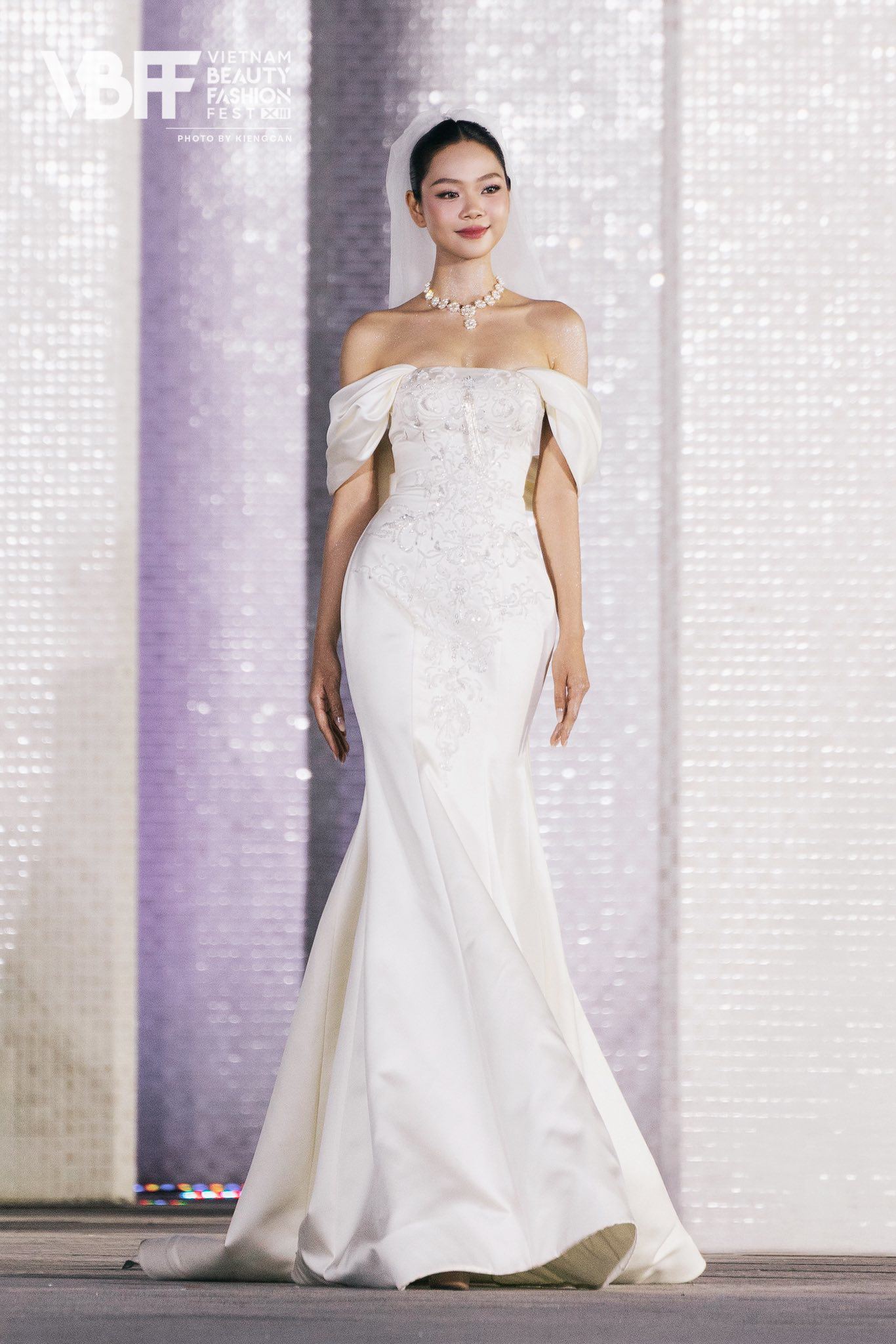 Người đẹp từng chia sẻ lý do thi Miss World Vietnam vì muốn bước qua giới hạn mà bản thân từng nghĩ khó chạm tới. Đây là cơ hội để cô khám phá phiên bản tốt hơn của chính mình và muốn sống một tuổi trẻ không nuối tiếc. Trước khi dừng chân tại cuộc thi năm nay, Huỳnh Bích Thoại từng ghi dấu ấn với fan sắc đẹp khi lọt Top 5 Người đẹp Thời trang hồi giữa tháng 12/2025.