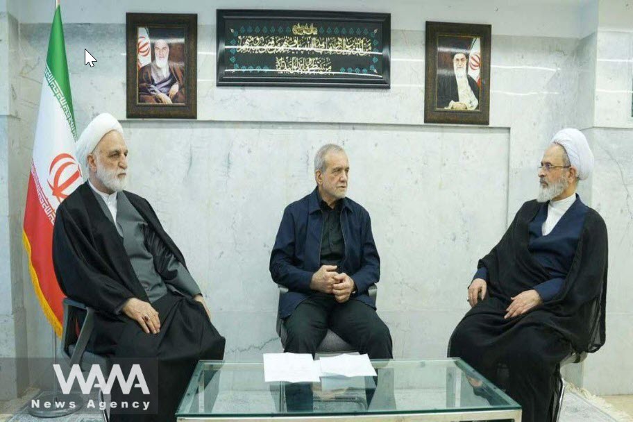 Tổng thống Masoud Pezeshkian (giữa) tại cuộc họp của Hội đồng Lãnh đạo lâm thời Iran ngày 2/3. Ảnh: WANA