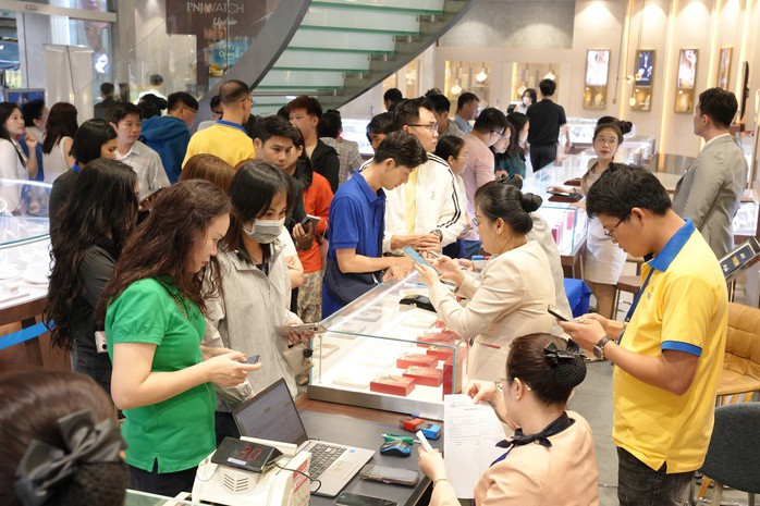 Một số người đi mua vàng để tích trữ trong bối cảnh xung đột quân sự ở Trung Đông leo thang. Ảnh: LAM GIANG