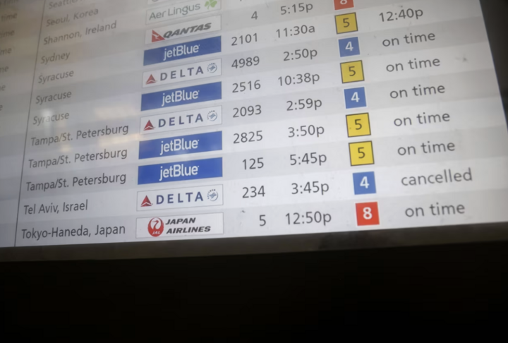 Nhiều chuyến bay quốc tế bị huỷ bỏ do xung đột leo thang. (Ảnh: Getty)