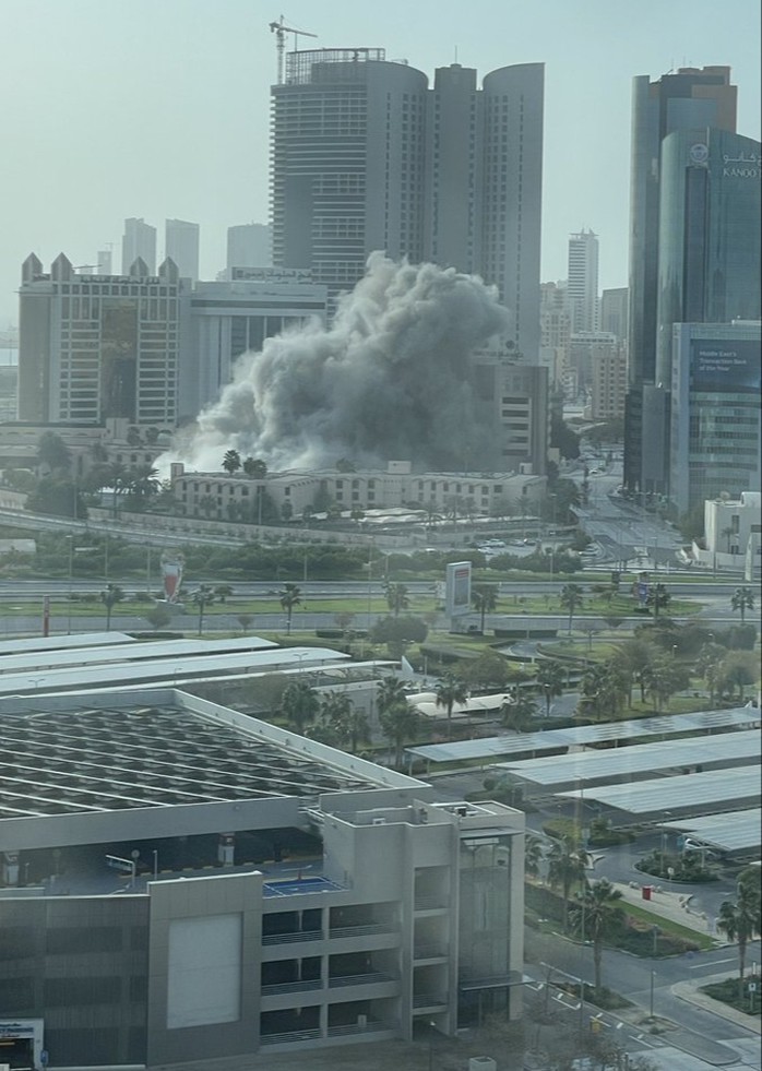 Hiện trường vụ tấn công tên lửa của Iran nhằm vào khách sạn 5 sao Crowne Plaza Manama tại trung tâm thủ đô Manama - Bahrain ngày 1-3. Ảnh: X @OSINTtechnical