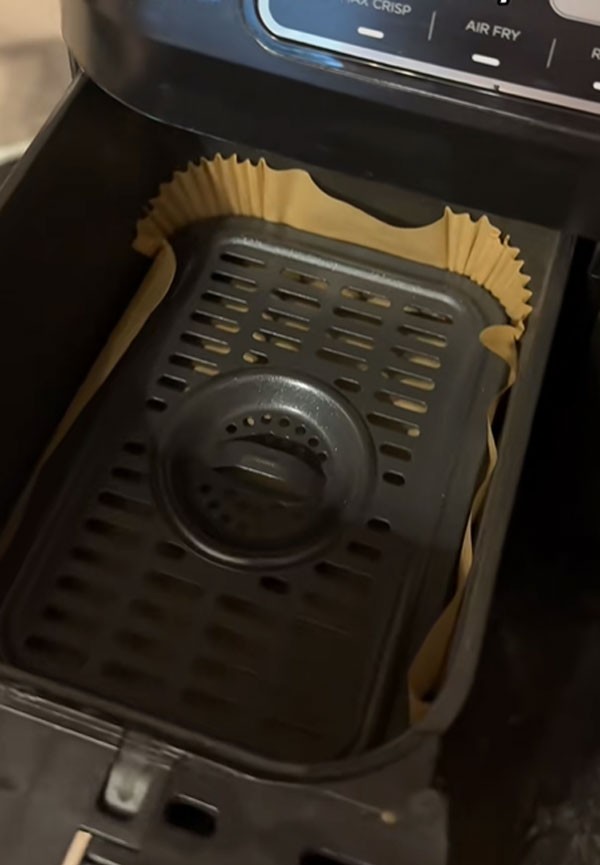 Một trong số các video chia sẻ mẹo lót giấy nến bên dưới khay chiên thu hút gần 70.000 lượt thả tim và hơn 1.000 bình luận. Tuy nhiên, chuyên gia nhận định đây là cách làm sai. Ảnh chụp màn hình video của tài khoản Melfyx