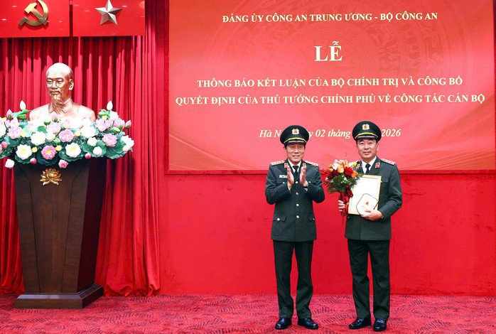 Thừa ủy quyền, Bộ trưởng Lương Tam Quang trao Quyết định và tặng hoa chúc mừng Thượng tướng Trần Quốc Tỏ.