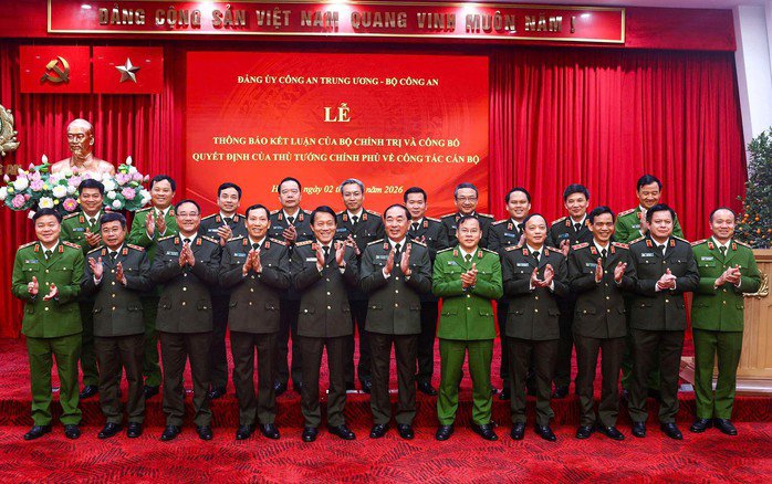 Đảng ủy Công an Trung ương, lãnh đạo Bộ Công an và đại diện lãnh đạo các đơn vị nghiệp vụ Bộ Công an chụp ảnh lưu niệm với Thượng tướng Trần Quốc Tỏ