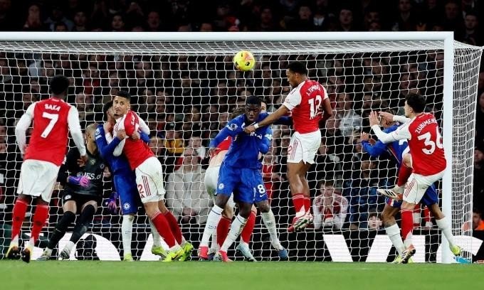 Arsenal lại giành chiến thắng nhờ các quả đá phạt góc.