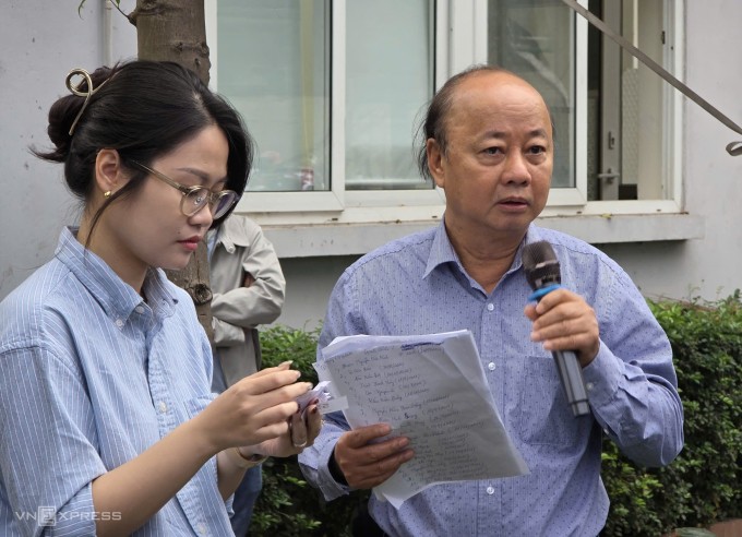 Hiệu trưởng Vũ Thành Thái đọc tên phụ huynh theo để phát số nộp hồ sơ. Ảnh: Thanh Hằng