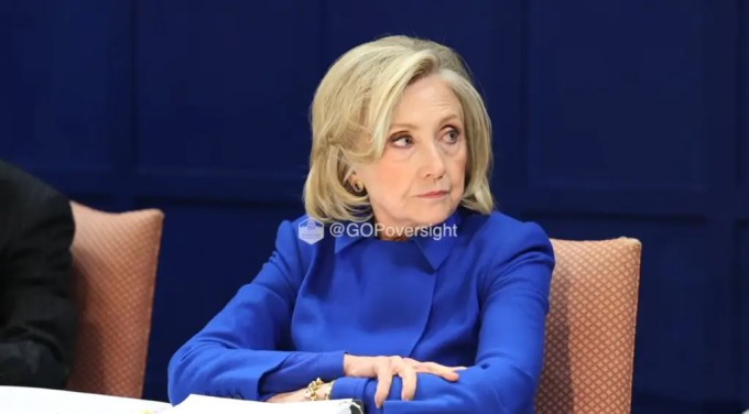 Ông Bill Clinton run lập cập, bà Hillary đập bàn, bỏ ngang phiên điều trần về Epstein - 1