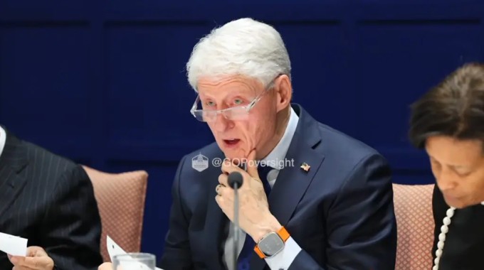Vợ chồng Hillary và Bill Clinton trong phiên điều trần hôm 2/3. Ảnh: GO Poversight