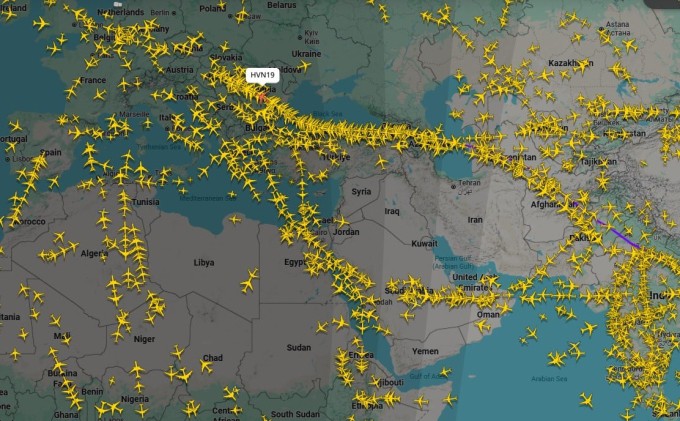 Chuyến VNA đi Pháp (màu đỏ) - tránh khu vực Trung Đông. Ảnh: Flightradar24