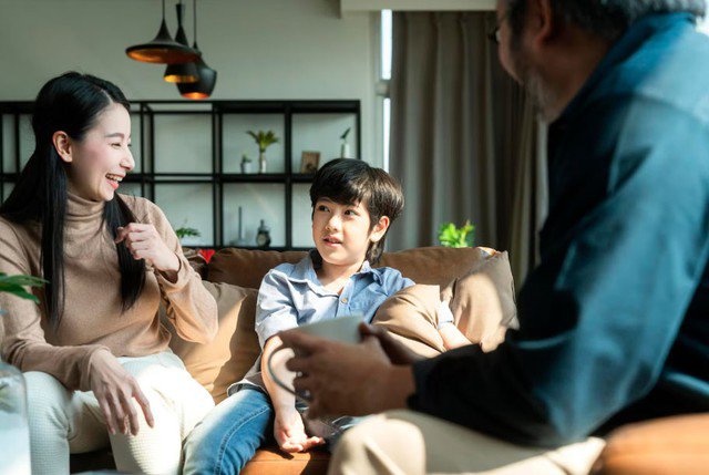 Nhiều cha mẹ vô tình đặt lên vai con những kỳ vọng quá lớn. Trong hoàn cảnh đó, nói dối trở thành cách để trẻ bảo vệ hình ảnh của mình trong mắt cha mẹ. Ảnh minh họa