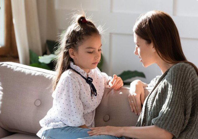 Khi lòng tự trọng bị tổn hại, trẻ dễ hình thành tâm lý chống đối hoặc né tránh sự thật để bảo vệ bản thân. Ảnh minh họa