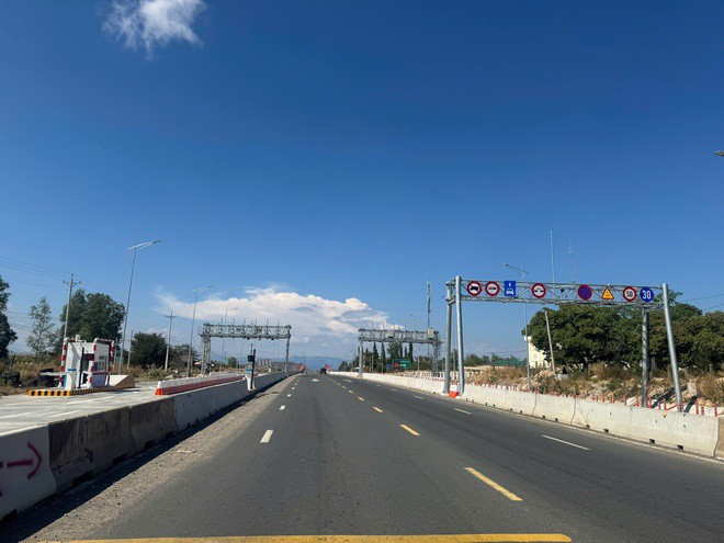 Sau một ngày thu phí cao tốc Bắc - Nam, hơn 10.000 giao dịch được ghi nhận, cơ quan quản lý lưu ý tài xế về việc dán thẻ, duy trì đủ số dư và tuân thủ đúng làn khi qua trạm.