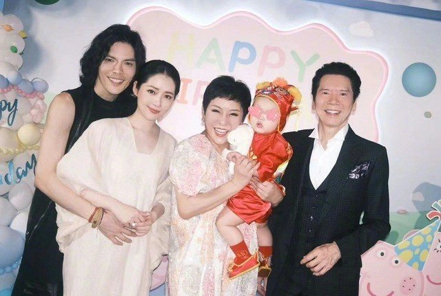 Vợ chồng ông trùm Hướng Hoa Cường - Trần Lam bên gia đình con trai Hướng Tả, Quách Bích Đình. Ảnh: Weibo.